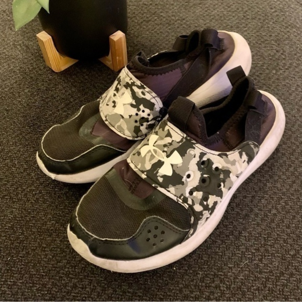 Under Armour Boys Youth Size 7 Running Shoes Gym Shoes Sports Slip On Walking
